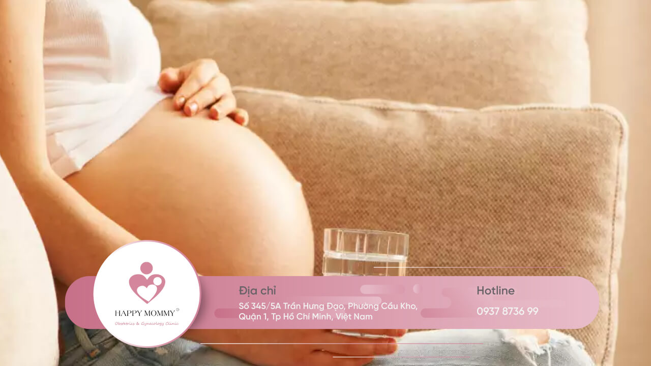 Mẹ bầu cần uống nhiều nước để ngăn ngừa tình trạng chảy máu cam khi mang thai