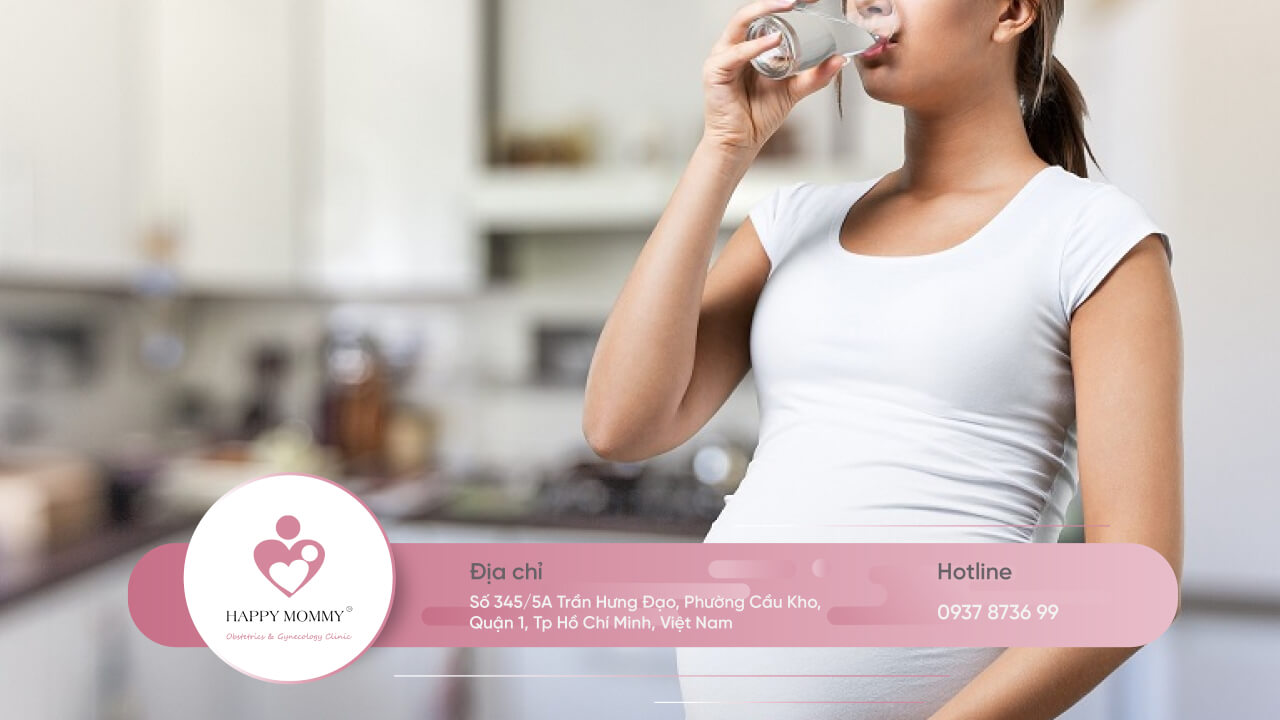 Uống nhiều nước giúp hạn chế chuột rút khi mang thai