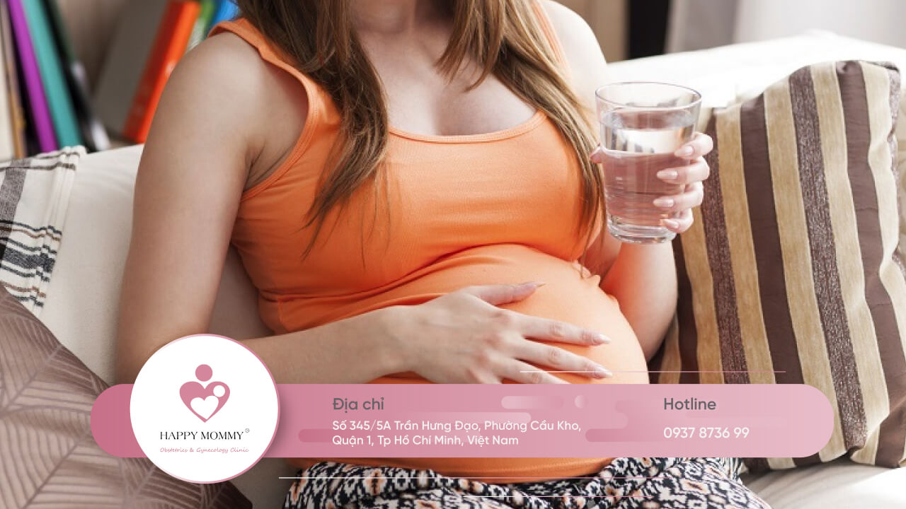 Uống ít nước khiến bầu dễ bị táo bón khi mang thai