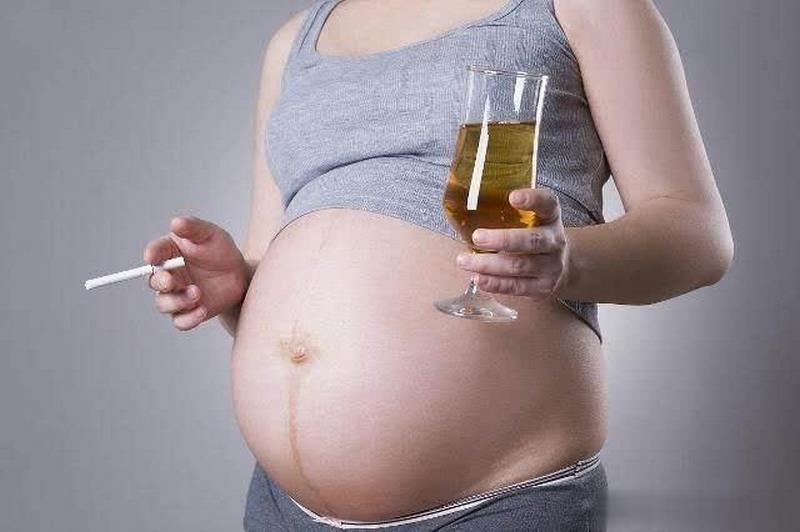 Mẹ bầu có thói quen hút thuốc, uống rượu bia tăng nguy cơ bị són tiểu tháng cuối