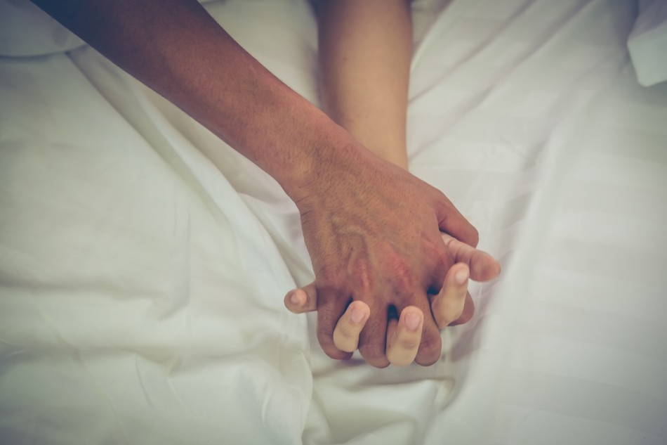 Quan hệ tình dục không an toàn là một nguyên nhân gây ra lây truyền bệnh giang mai