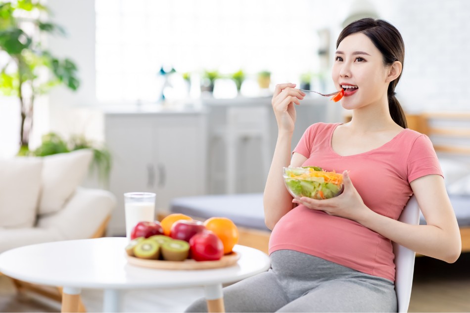 Dinh dưỡng và chế độ sinh hoạt của mẹ đóng vai trò quan trọng trong việc ảnh hưởng đến cân nặng của thai nhi khi mang thai và sau sinh